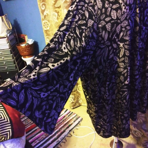 Tops - Picture 2 of 6